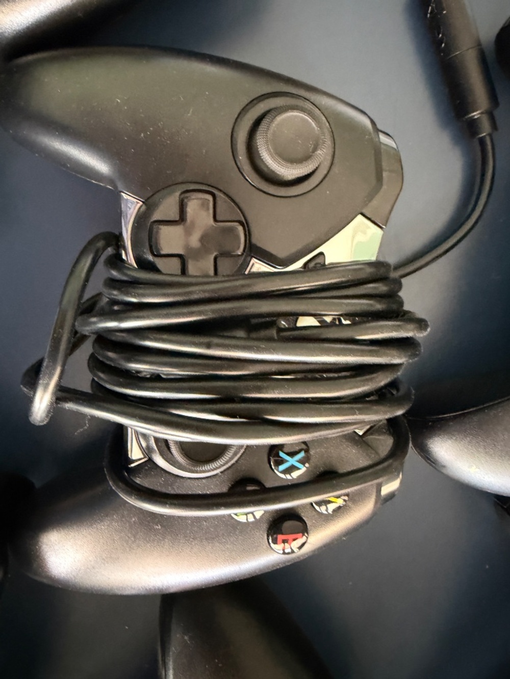 bundle of X-box controllers - Picture 3 of 5